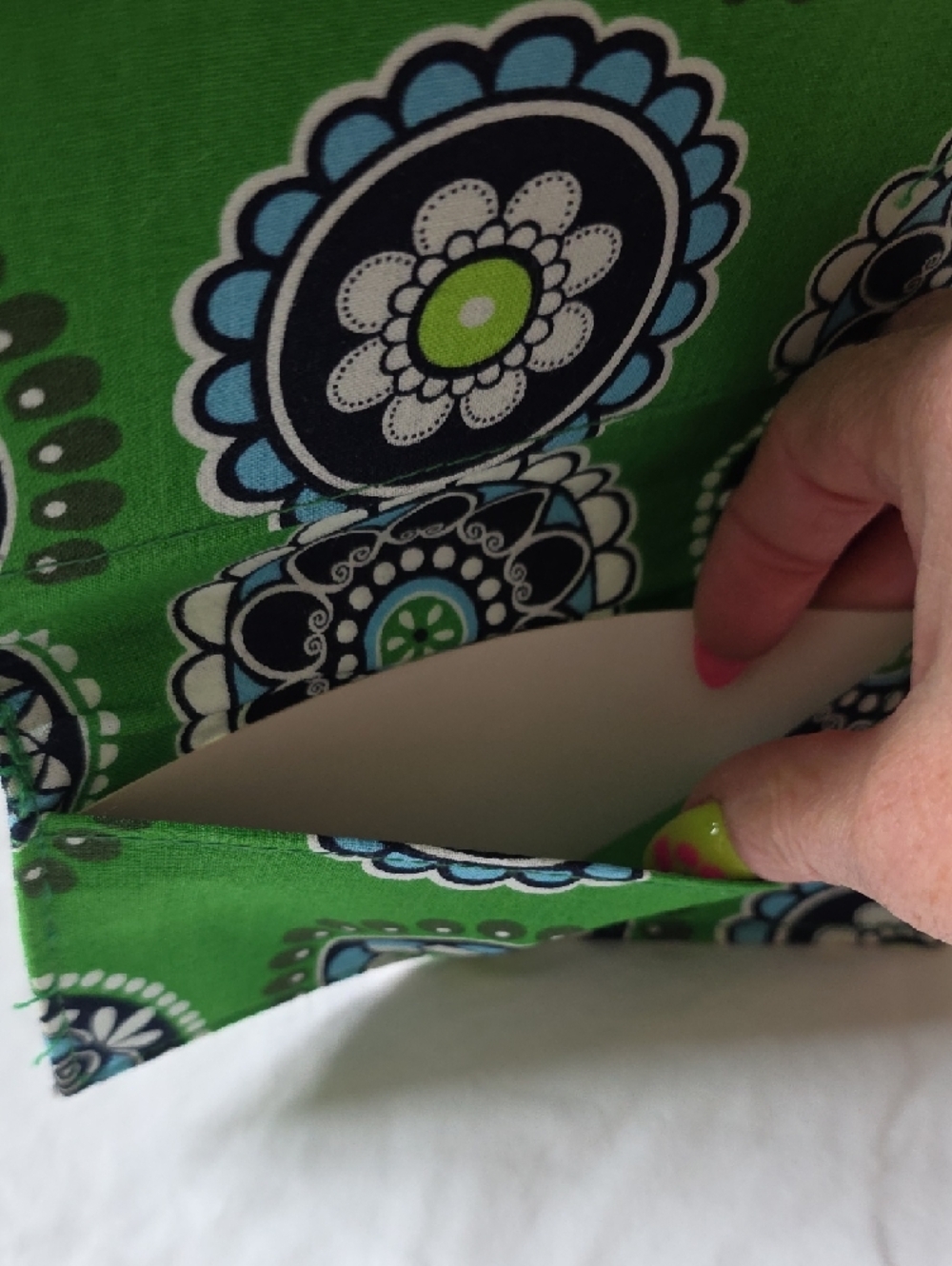 NWOT Vera Bradley Cupcakes Green Checkbook Cover - Picture 6 of 6